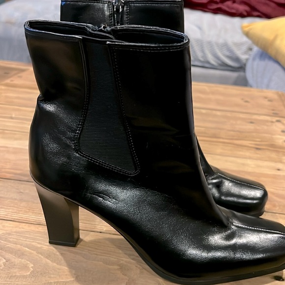 comfort plus by Predictions Shoes - Women’s black leather 3 inch heal boots size 10